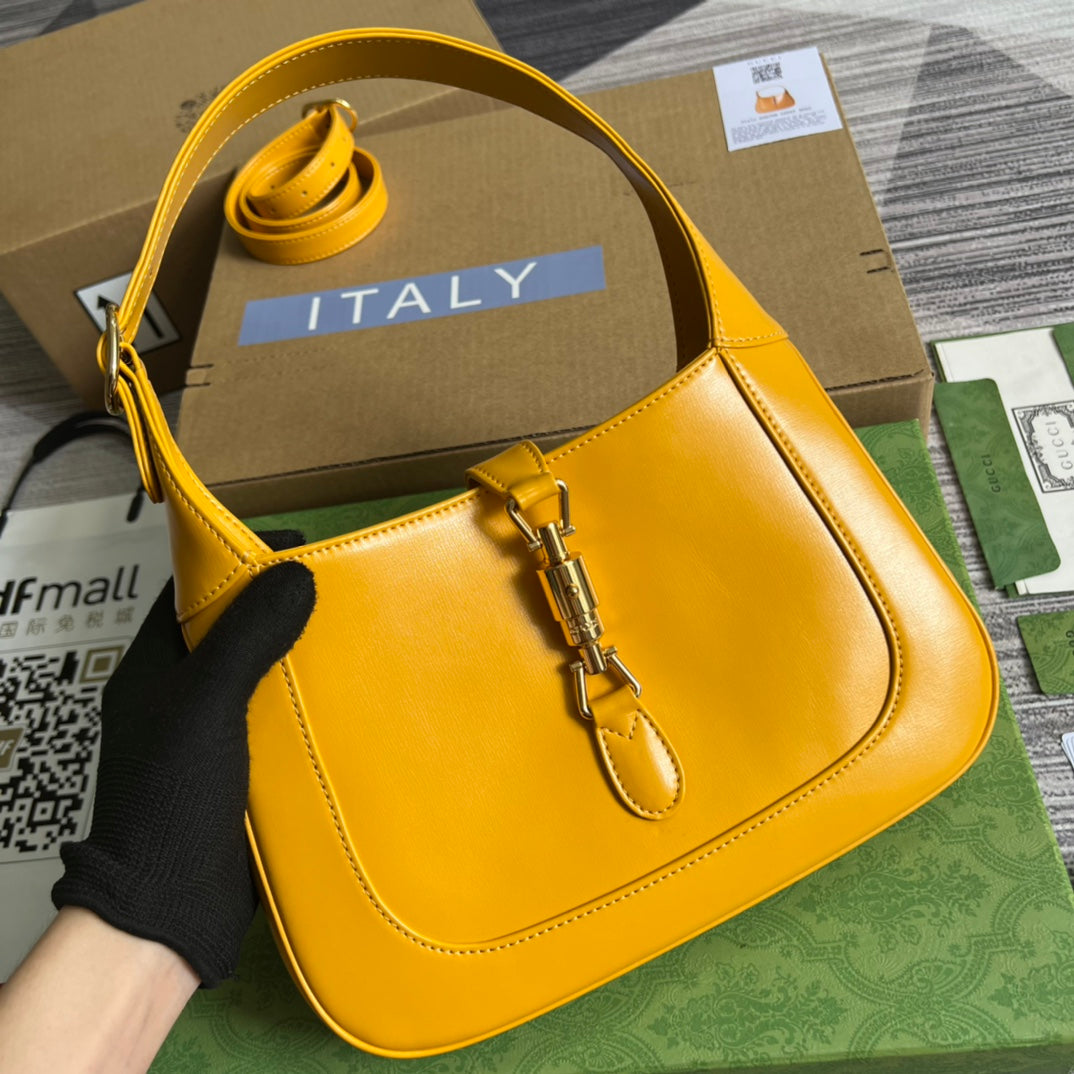 VS JACKIE SMALL 28 SHOULDER BAG IN YELLOW CALFSKIN