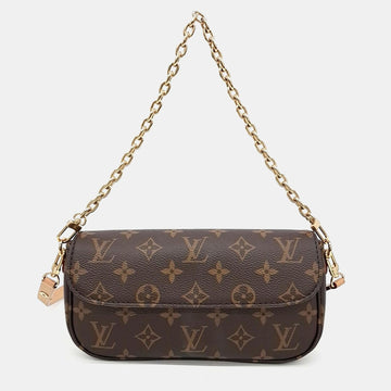 Ivy Monogram Wallet On Chain bag