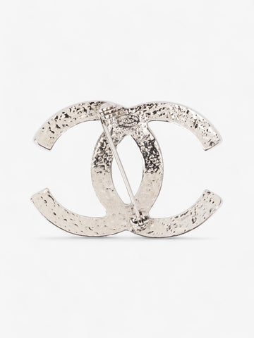 Chanel Interlocking CC Brooch Silver / Pearl Base Metal