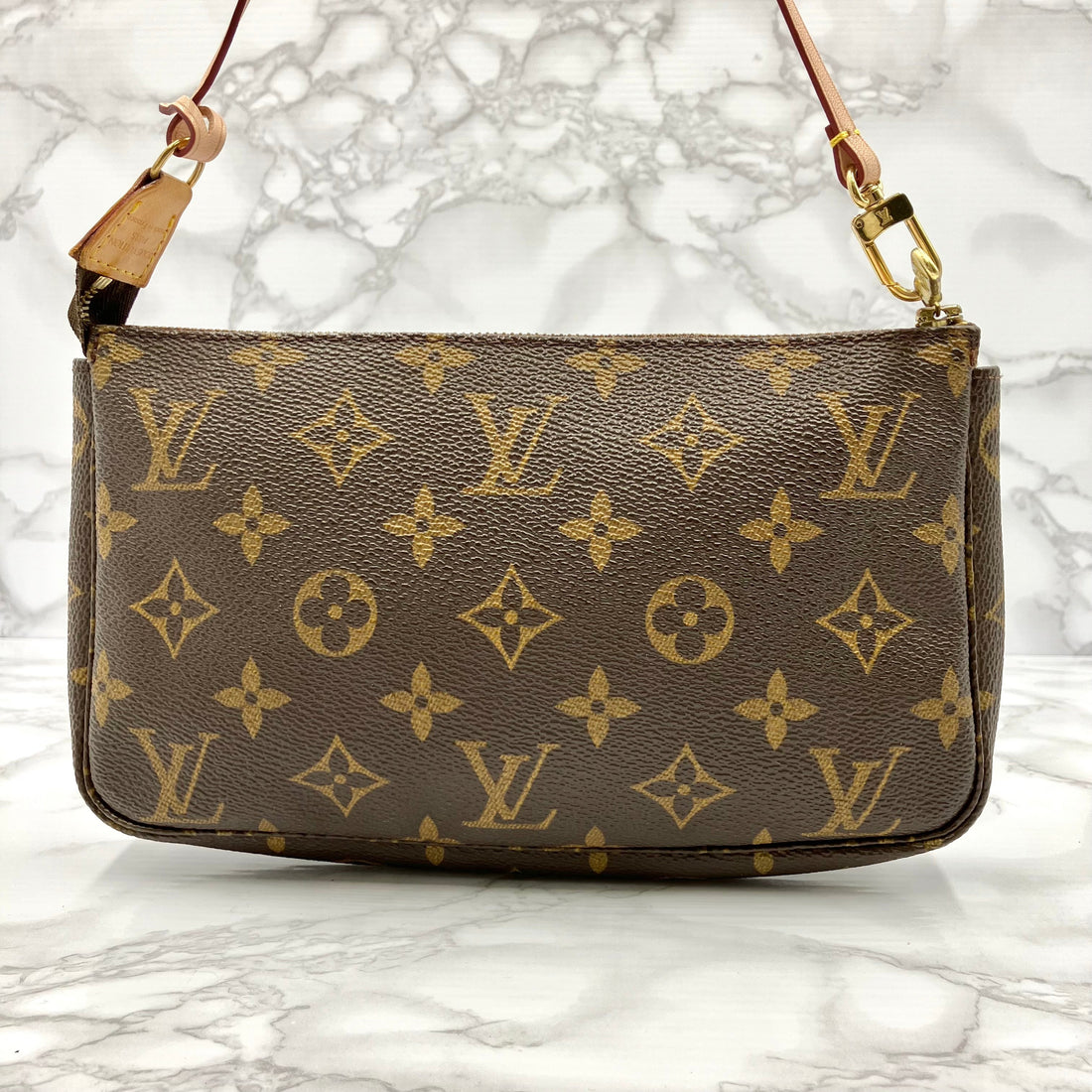 LUOIS VUITTON Monogram Pochette Axessoire
