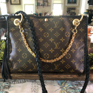 The XL Nuthatch -VS Monogram in Black Crossbody