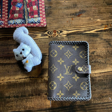 The Junco Bi-fold Short Wallet -CS Monogram in Chocolate