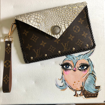 The Wren - White/GoldVS Wristlet Bag