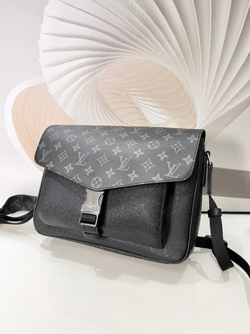 Louis Vuitton Messengerama Bag