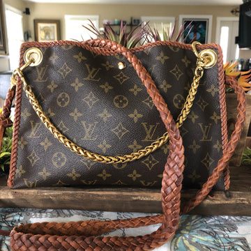 The XL Nuthatch -VS Monogram in Caramel Crossbody