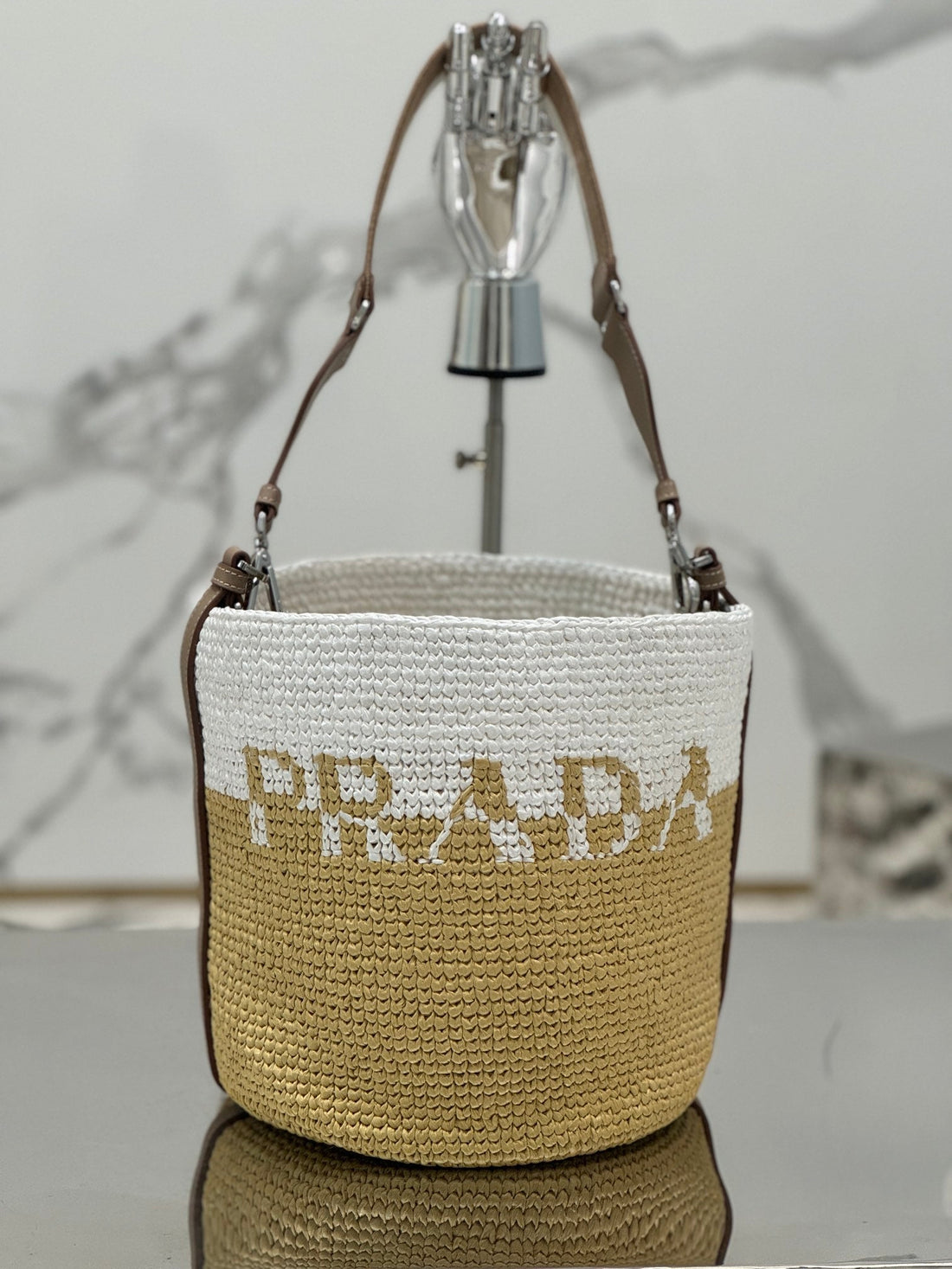 BUCKET BAG 25 IN WHITE MIX BEIGE RAFFIA AND BROWN CALFSKIN HANDLE